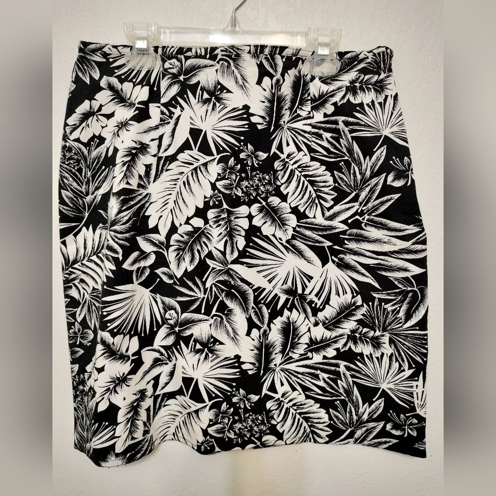 Petite Sophisticate Monochrome Patterned Skirt